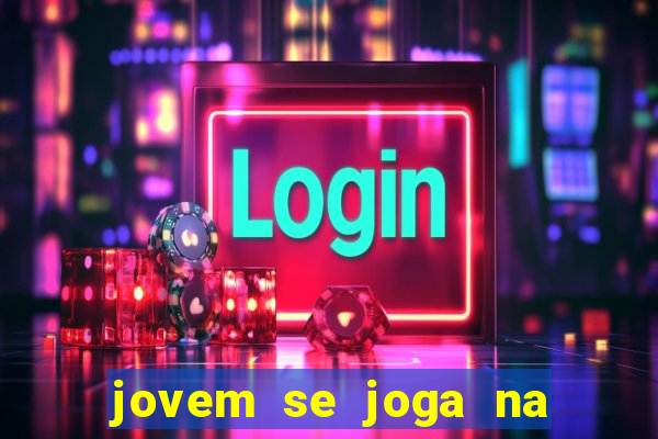 jovem se joga na linha do trem 2024
